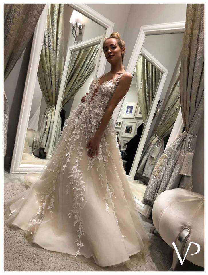 Wiktoria Gąsiewska w białej sukni ślubnej
