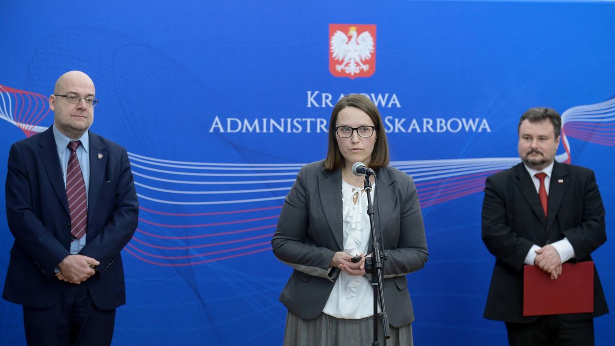 Magdalena Rzeczkowska (w środku) została w poniedziałek nową szefową KAS. Zastąpi na tym stanowisku Piotra Walczaka (z lewej)