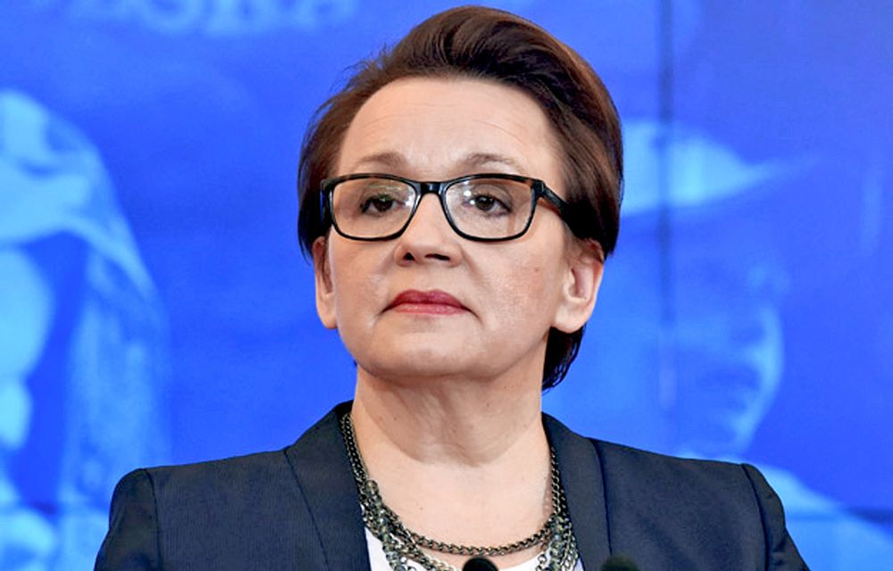 Minister Zalewska odwiedziła warszawskie liceum. "Próba wejścia polityki do szkoły"