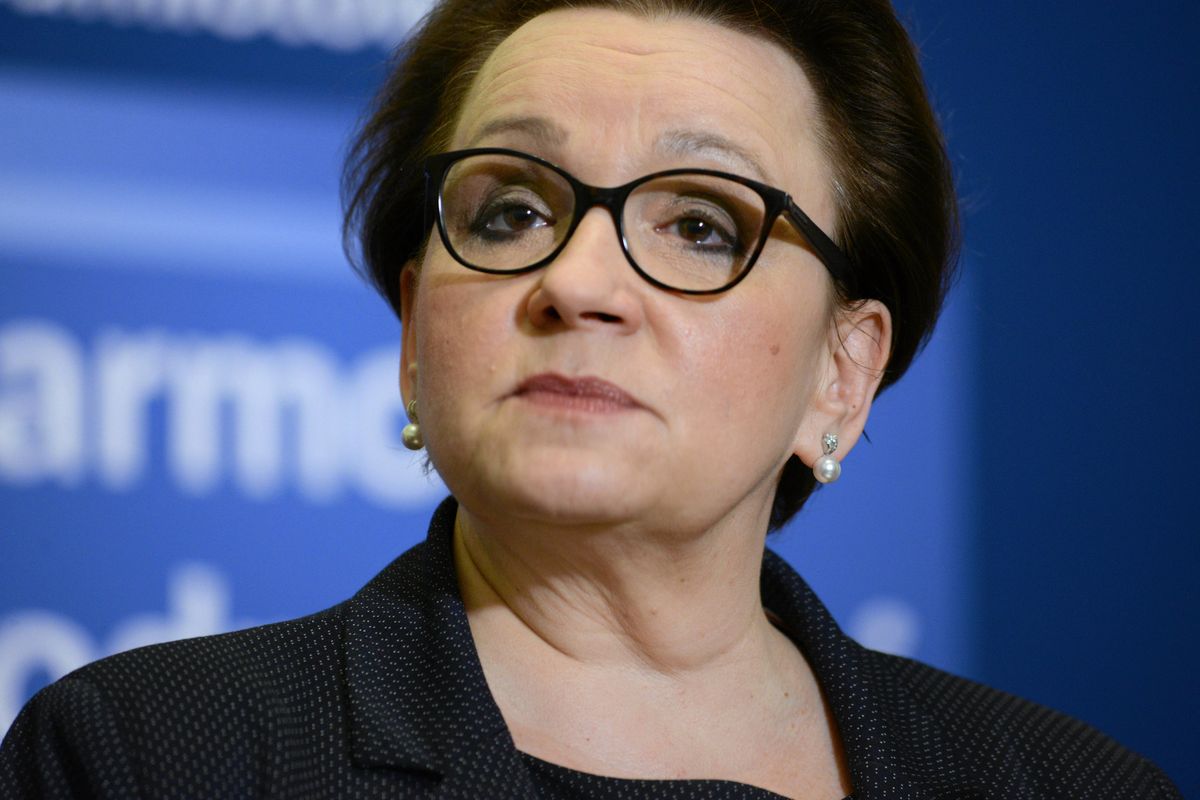 Minister Anna Zalewska zbanowała na Facebooku zasłużonych nauczycieli
