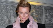 Katarzyna Sokołowska postawiła na naturalność. Pozuje w piżamie na tle miejskiej panoramy