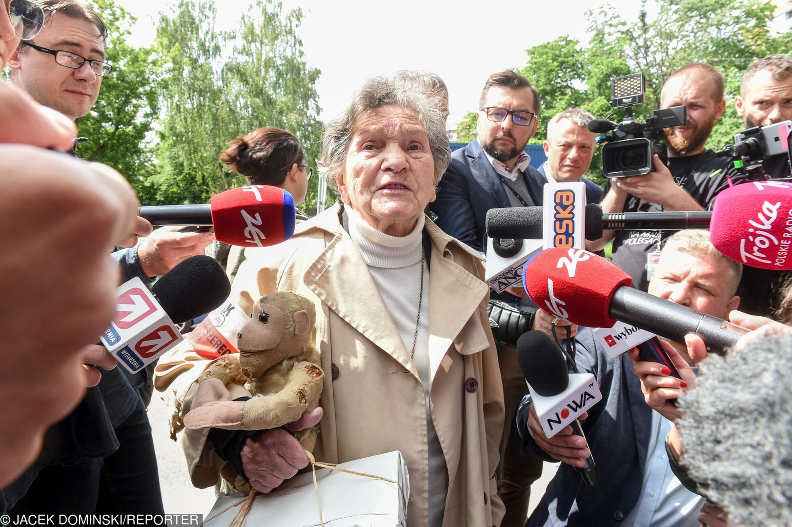 Wanda Traczyk-Stawska przyszła pod Sejm z małpką. Ma ją od upadku powstania 
