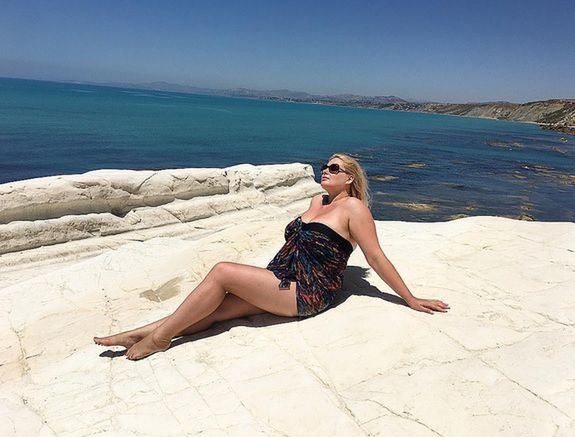 Elżbieta Romanowska kusi na rajskiej plaży. Co za figura!