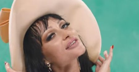 Małgorzata Godlewska nagrała "Być kobietą". Zaskakujący teledysk