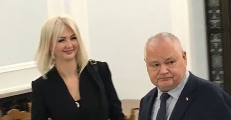 Prezes NBP z wigilijną obstawą. Na opłatkowym spotkaniu PiS pojawiał się z asystentką
