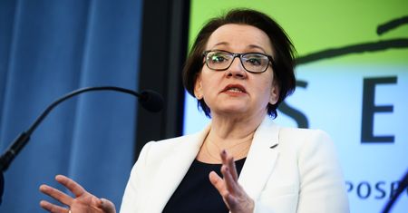 Zalewska podpisała podwyżkę dla nauczycieli. Pensje wzrosną o 166 zł brutto