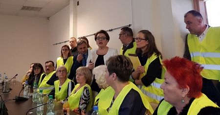 Minister Zalewska wyszła ze spotkania z nauczycielami. Bo było ich za dużo