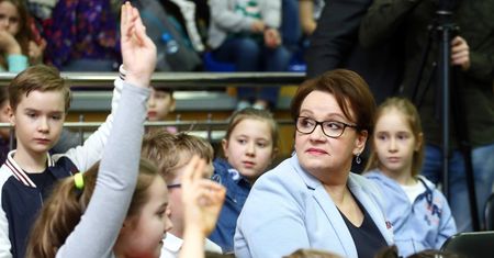 Minister Zalewska zapowiadała ciepłe posiłki dla uczniów. "Nie ma żadnego projektu w tej sprawie"