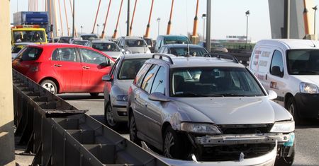 Trasa Siekierkowska. Kolizja 11 samochodów i wyciek substancji ropopochodnej