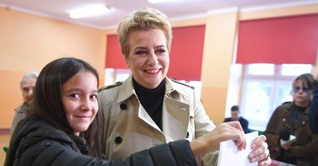 Zdanowska dzwoni do Sasina: Panie ministrze, ma pan u mnie dobre wino