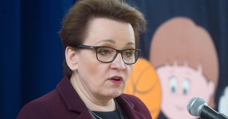 Szefowa MEN odwiedza szkołę integracyjną. Jej limuzyna stanęła na miejscu dla niepełnosprawnych