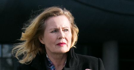 Grażyna Szapołowska walczy z przeziębieniem. Pozuje w luźnej stylizacji