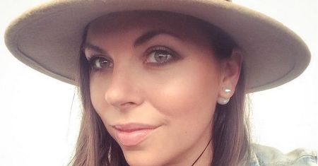 Aleksandra Kwaśniewska w krótkiej białej kreacji. Wygląda zachwycająco