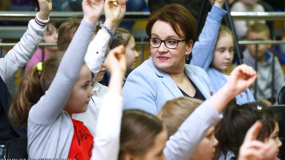 "Podsuwam minister Zalewskiej pomysł z oddaniem edukacji biskupom"