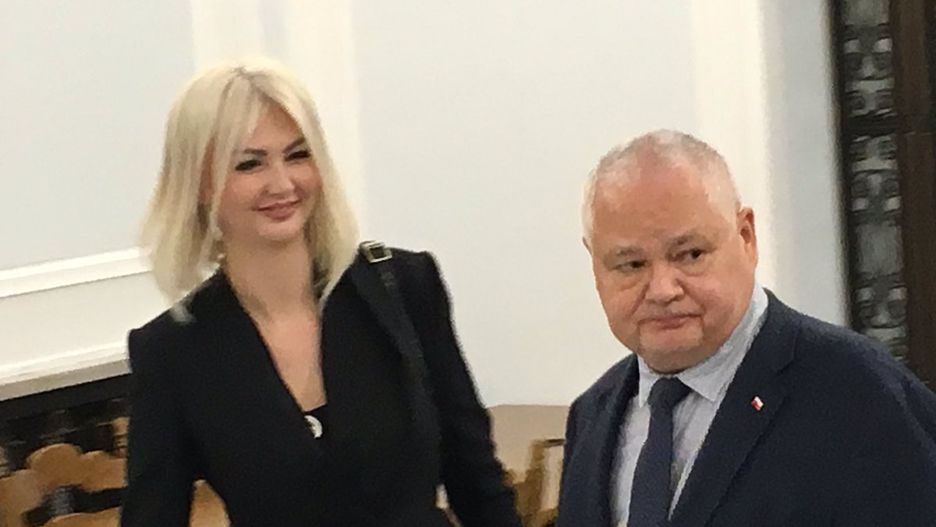 Prezes NBP Adam Glapiński z Martyną Wojciechowską u boku. 
