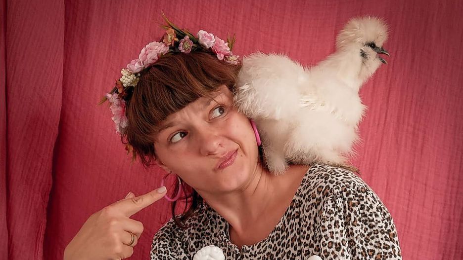 Ola Wołkowska i jej kury.