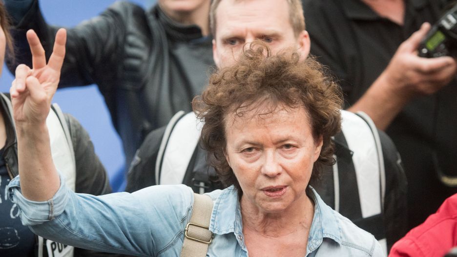 Joanna Szczepkowska na proteście w obronie wolnego sądownictwa