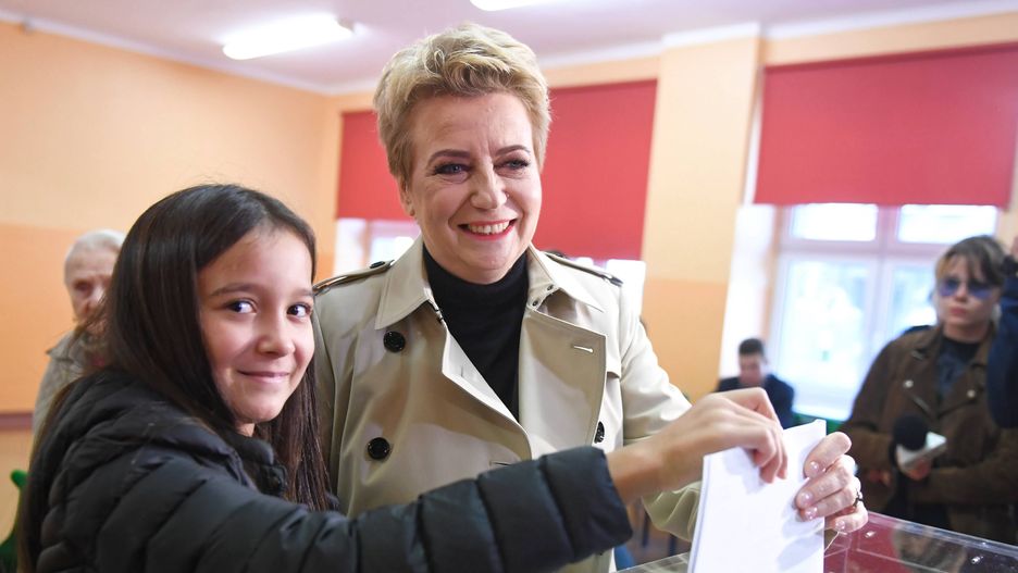 Łódź. Hanna Zdanowska głosuje z wnuczką swojej siostry.
