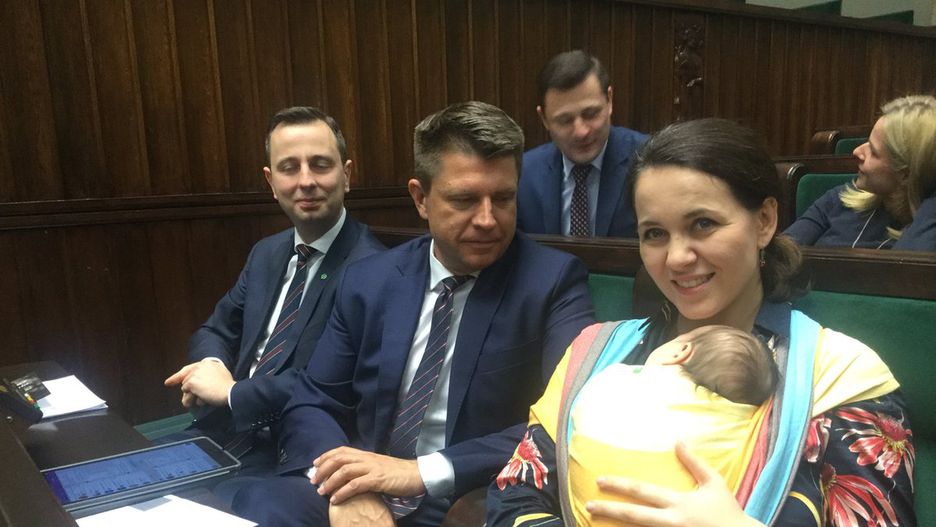 Kornelia Wróblewska z dwumiesięczną córką przyszła na posiedzenie sejmu