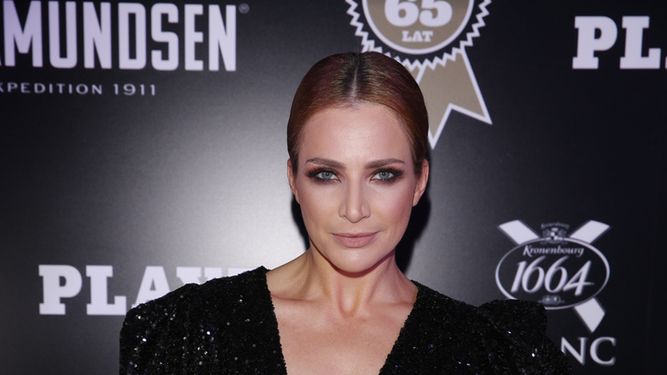 Anna Dereszowska kusi dekoltem. Do takiej sukienki trzeba mieć wiele odwagi