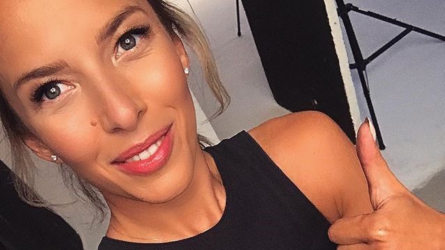 Trenerka fitness na dwór wyszła w stroju kąpielowym 