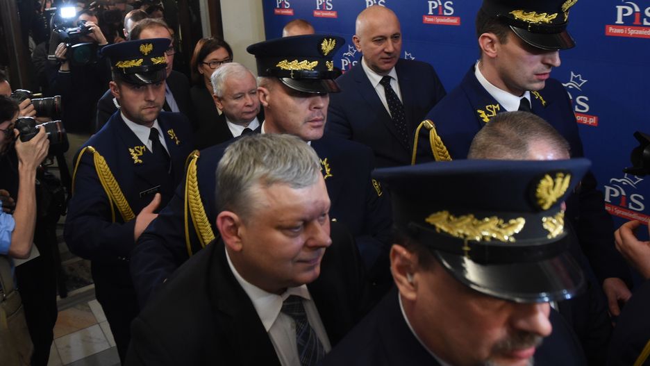 Czołowi politycy PiS w otoczeniu funkcjonariuszy Straży Marszałkowskiej