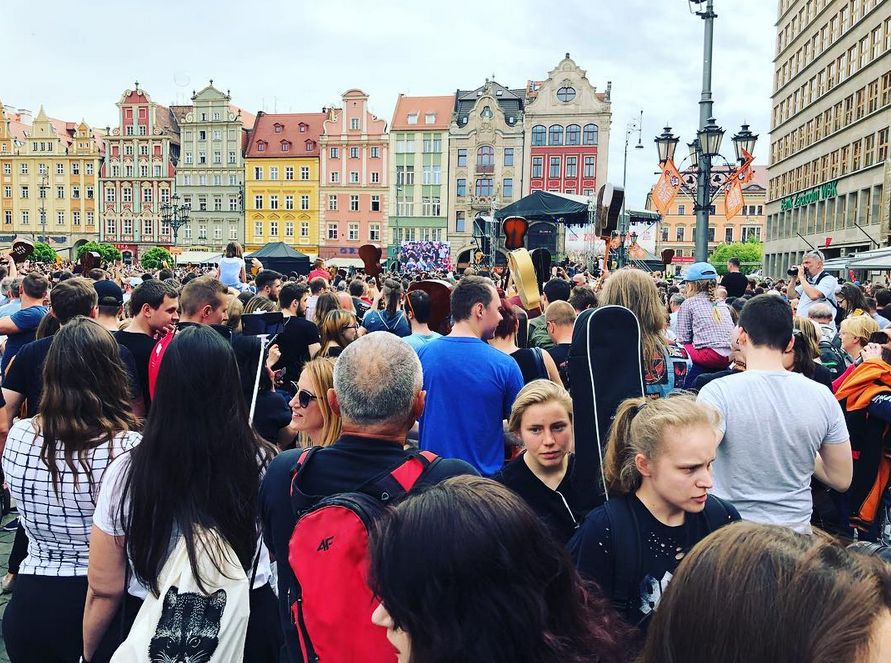 We Wrocławiu biją rekord Guinnessa. Jeszcze nigdy tyle osób nie grało kawałka Hendrixa