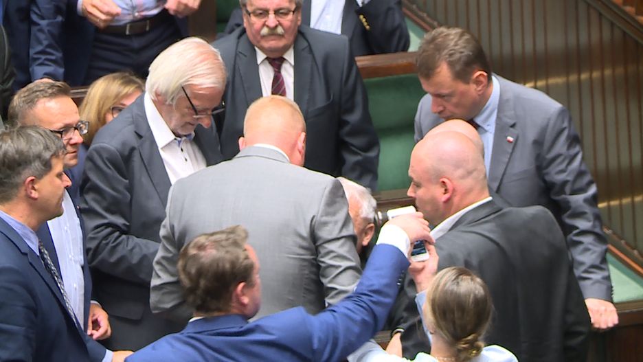Dominik Tarczyński wyrywa telefon Kindze Gajewskiej