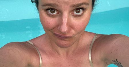 Ciężarna Zosia Zborowska pozuje w bikini. Obfity biust na pierwszym planie. Zdradziła, ile rozmiarów jej przybyło