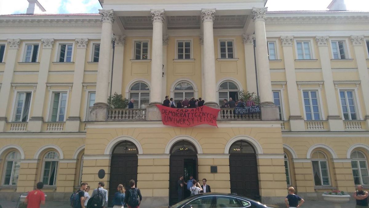 Studenci UW protestują przeciw reformie Gowina. Okupują balkon rektora