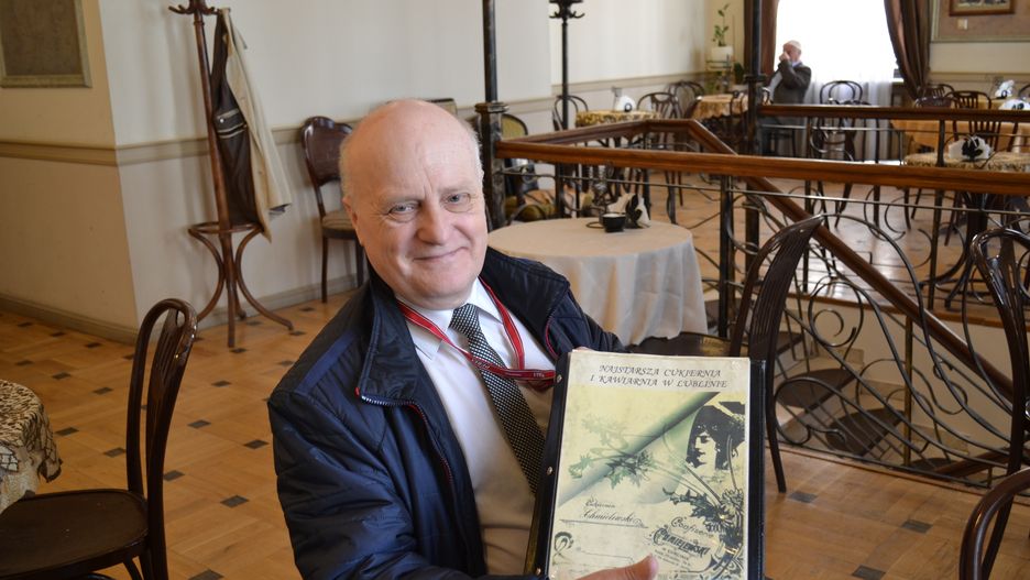 Krzysztof Chmielewski z przedrukiem oryginalnej serwetki z cukierni jego dziadka.