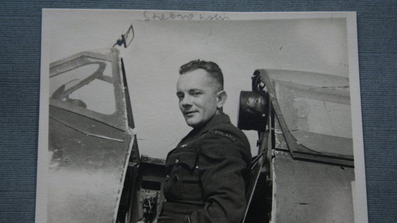 Tadeusz Stabrowski w samolocie na lotnisku RAF.