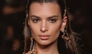 Ratajkowski na wybiegu u Versace. Wszyscy patrzyli na jej dekolt