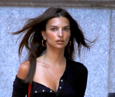 Emily Ratajkowski chwali się płaskim brzuchem