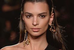 Ratajkowski na wybiegu u Versace. Wszyscy patrzyli na jej dekolt