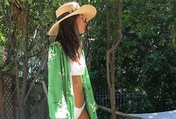 LOOK OF THE DAY: Emily Ratajkowski pokazuje, jak wykorzystać kimono latem