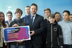 Sto złotych na każdego ucznia. Trzaskowski ogłasza nowy program