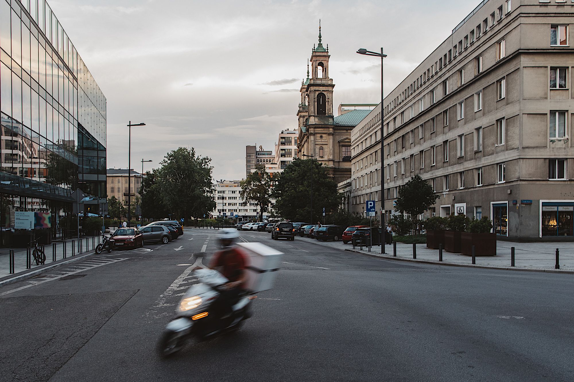 Kościół Wszystkich Świętych mimo wojennych uszkodzeń wciąż na swoim miejscu