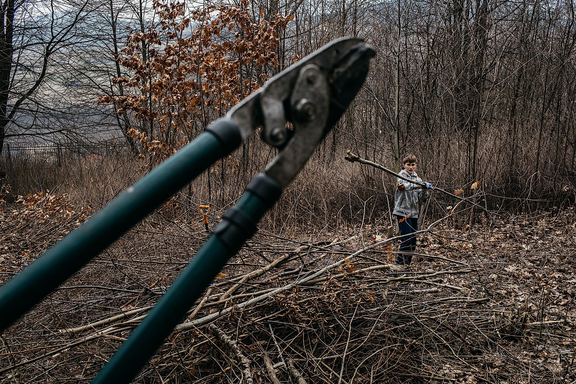 Na cmentarz przyszły dzieci ze szkoły we wsi Siołkowa. Razem ze swoją katechetką. 