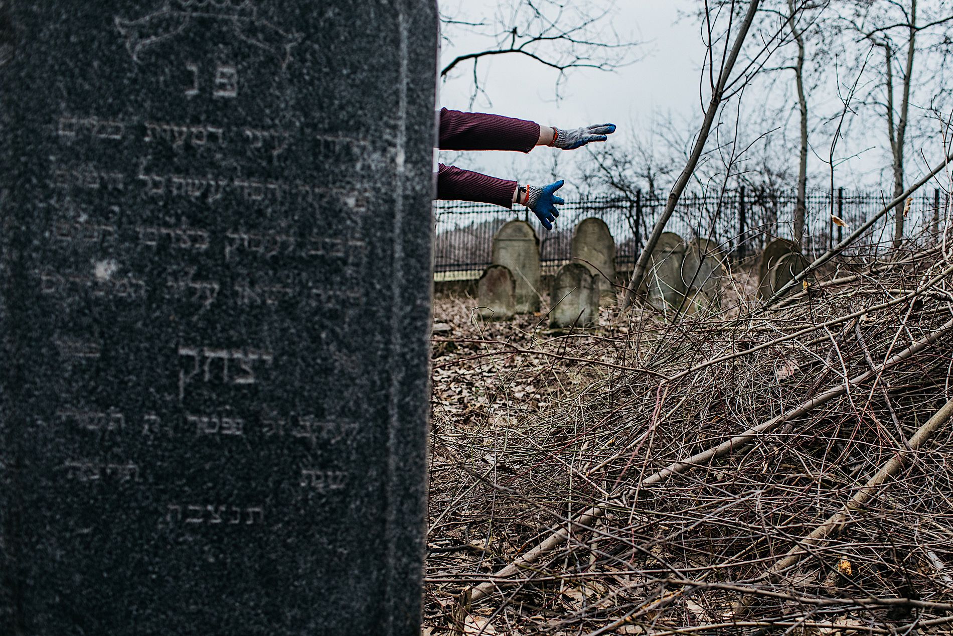 Na cmentarz przyszli uczniowie z katechetką, kilku mieszkańców Grybowa, ochotnicy z Nowego Sącza i Krakowa. 