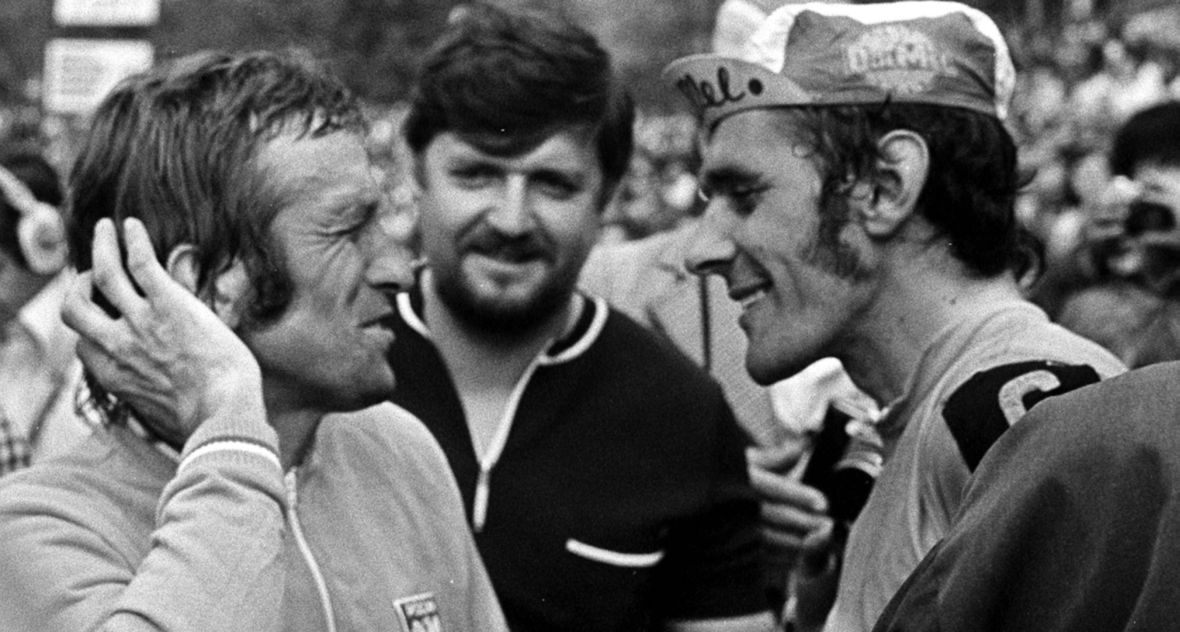 Opole, 19.05.1975 r. XXVIII Wyścig Pokoju. Wielcy rywale - Ryszard Szurkowski (P) i Stanisław Szozda (L) - w przyjacielskiej rozmowie na stadionie w Opolu. 