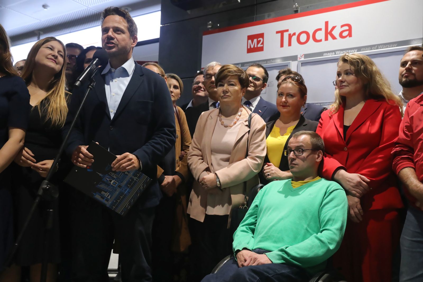 Rafał Trzaskowski na nowo otwartej stacji Trocka