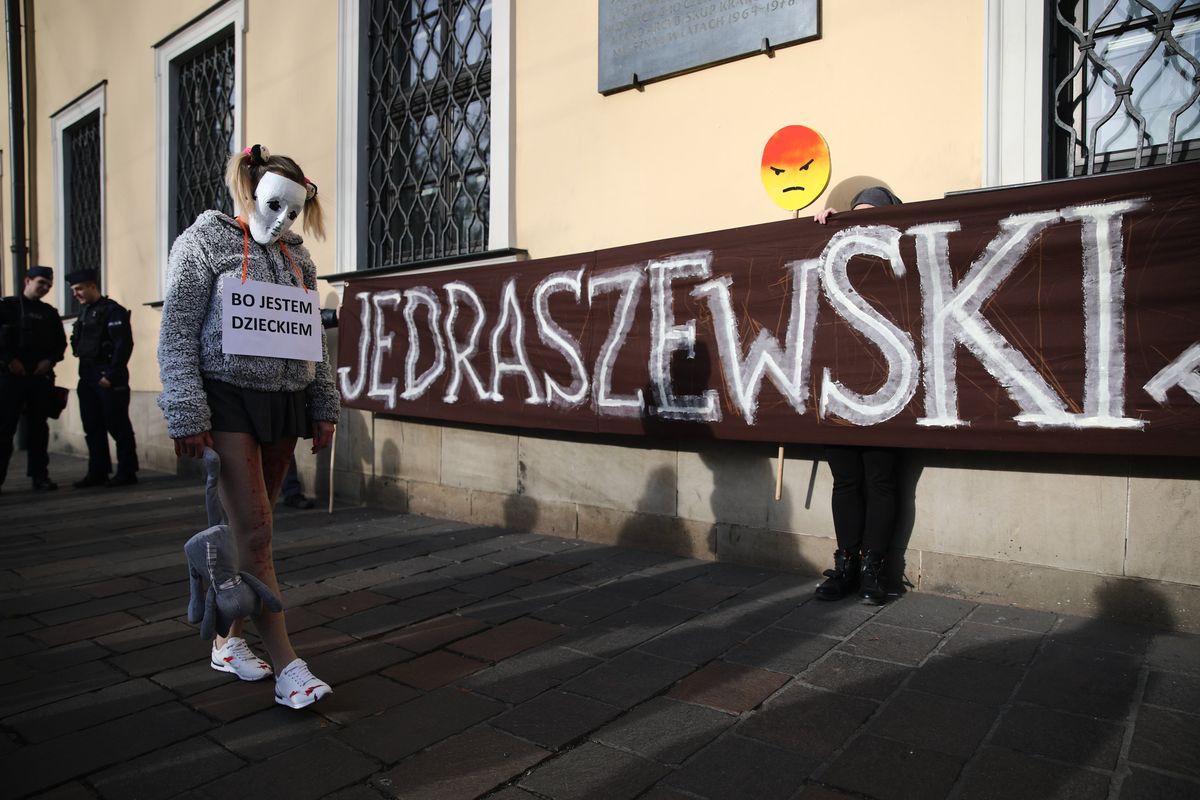 Kraków. Manifestacja przed kurią. "Bo jestem dzieckiem"