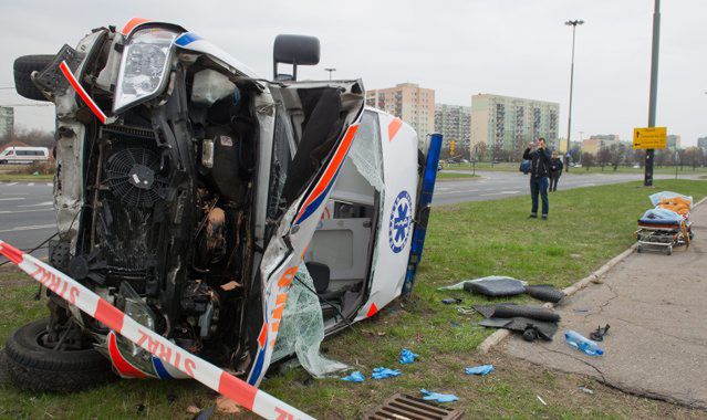 Trzy osoby ranne w wypadku z udziałem karetki pogotowia