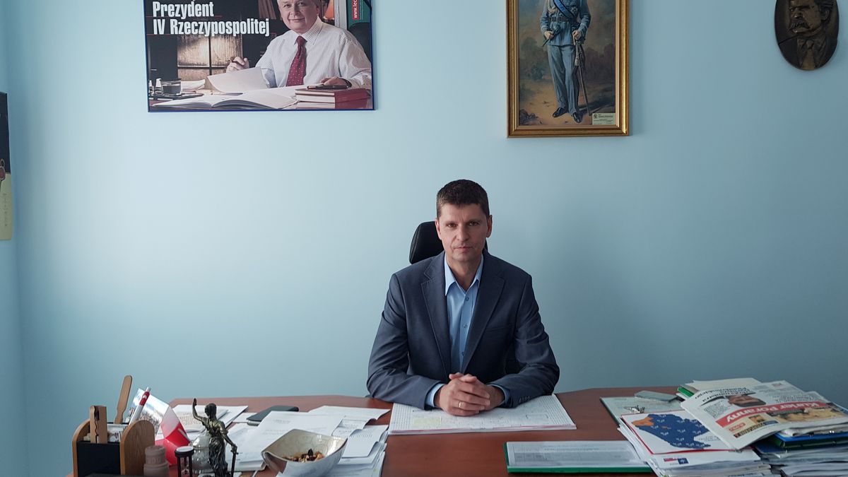 Minister edukacji narodowej Dariusz Piontkowski w swoim gabinecie