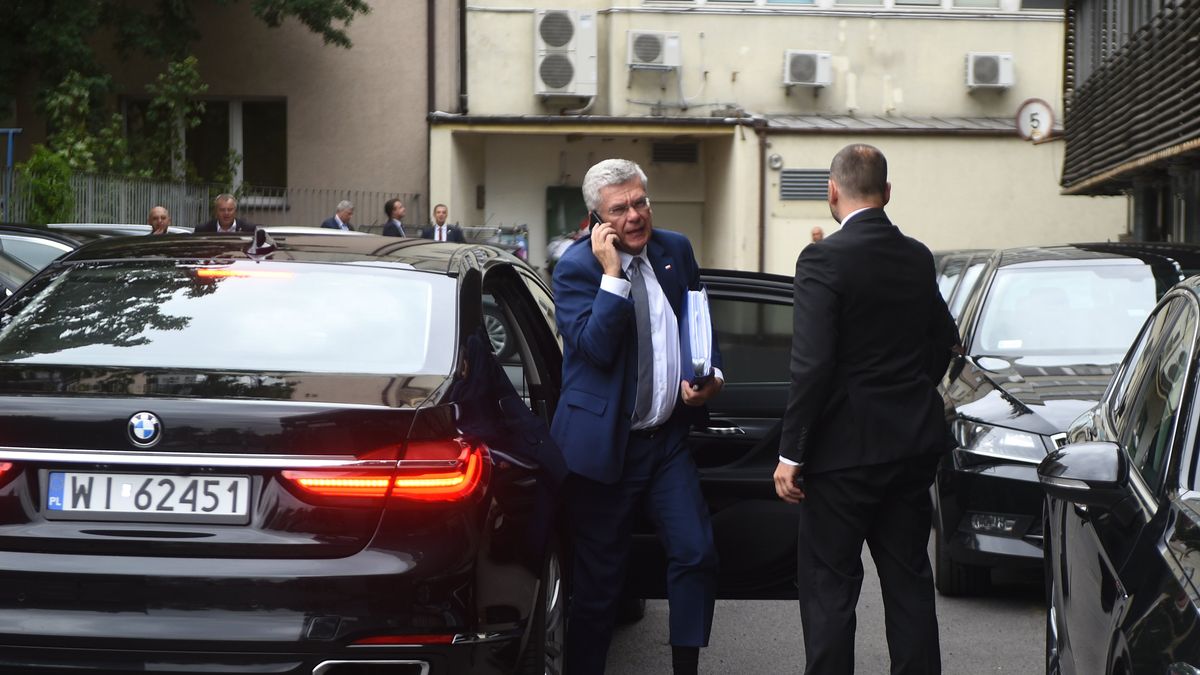 Polski marszałek Senatu Stanisław Karczewski porusza się luksusowym BMW 7. Jego brytyjski odpowiednik woli spacer lub metro