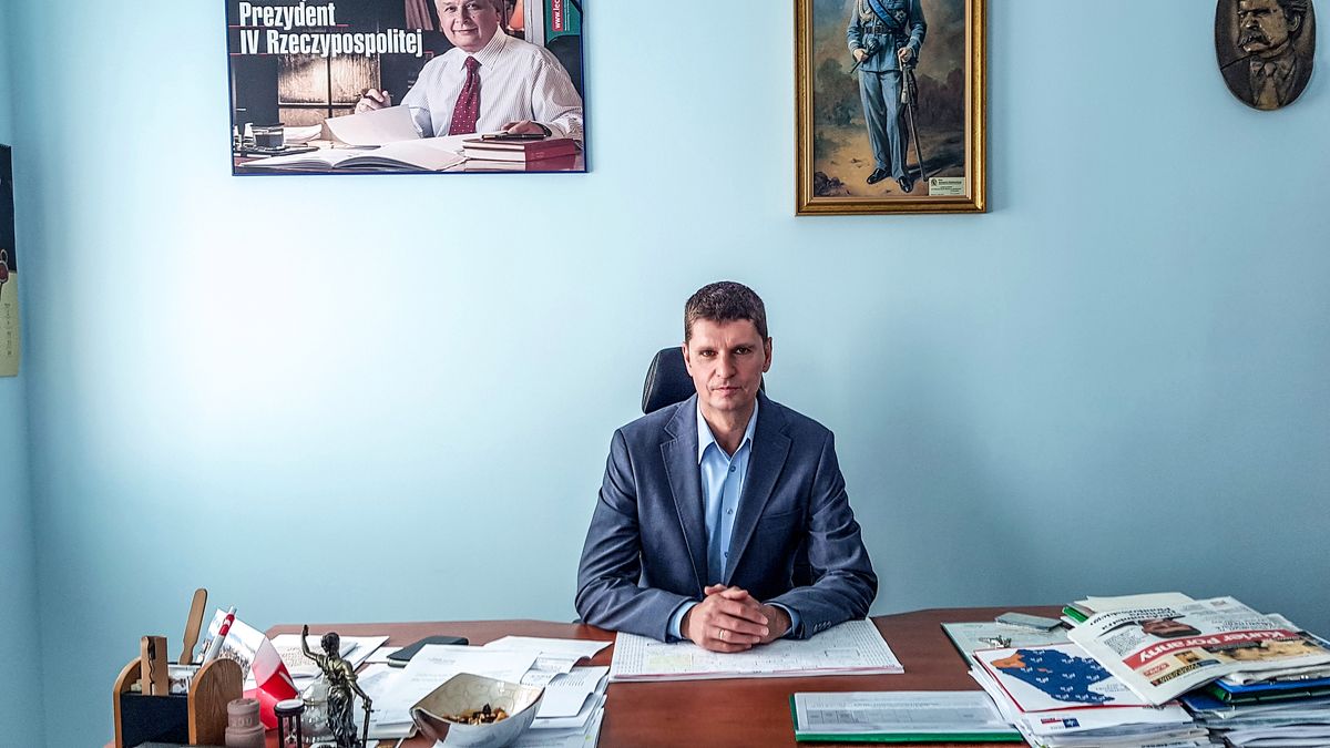 Minister edukacji narodowej Dariusz Piontkowski w swoim gabinecie.