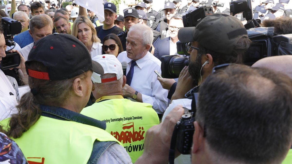 Minister Tchórzewski wyszedł do górników demonstrujących w Warszawie