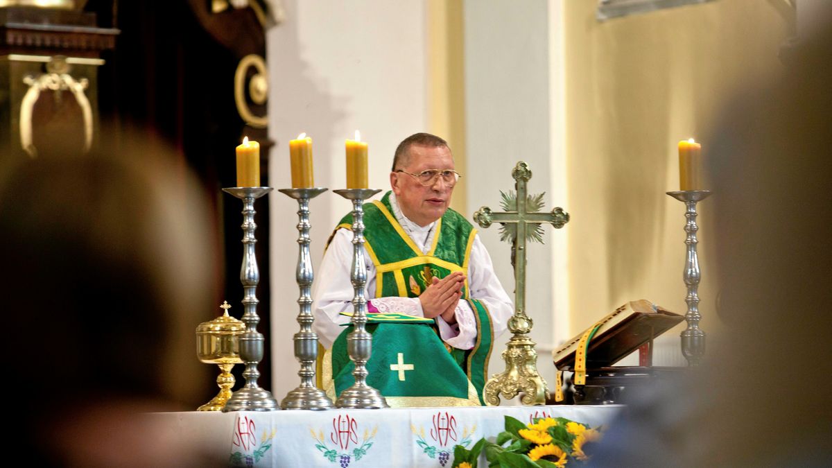 Koronawirus. Ksiądz Roman Kneblewski podziękował wiernym, że "nie popadli w histerię" i przyszli do kościoła