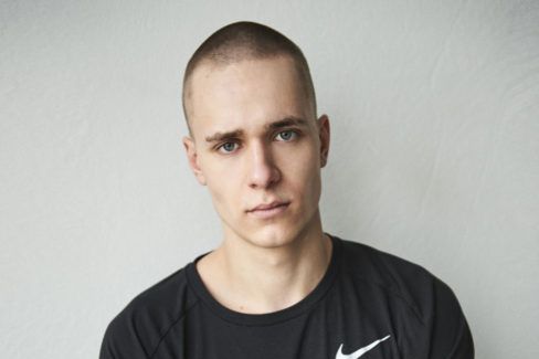 Mikołaj Krajewski. Model i koszykarz, który mieni się "dziwakiem". Pierwszy wywiad z synem Kasi Nosowskiej